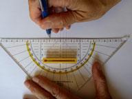 Druckbleistift senkrecht am Geodreieck - gleichmaessige Linie beim technischen Zeichnen